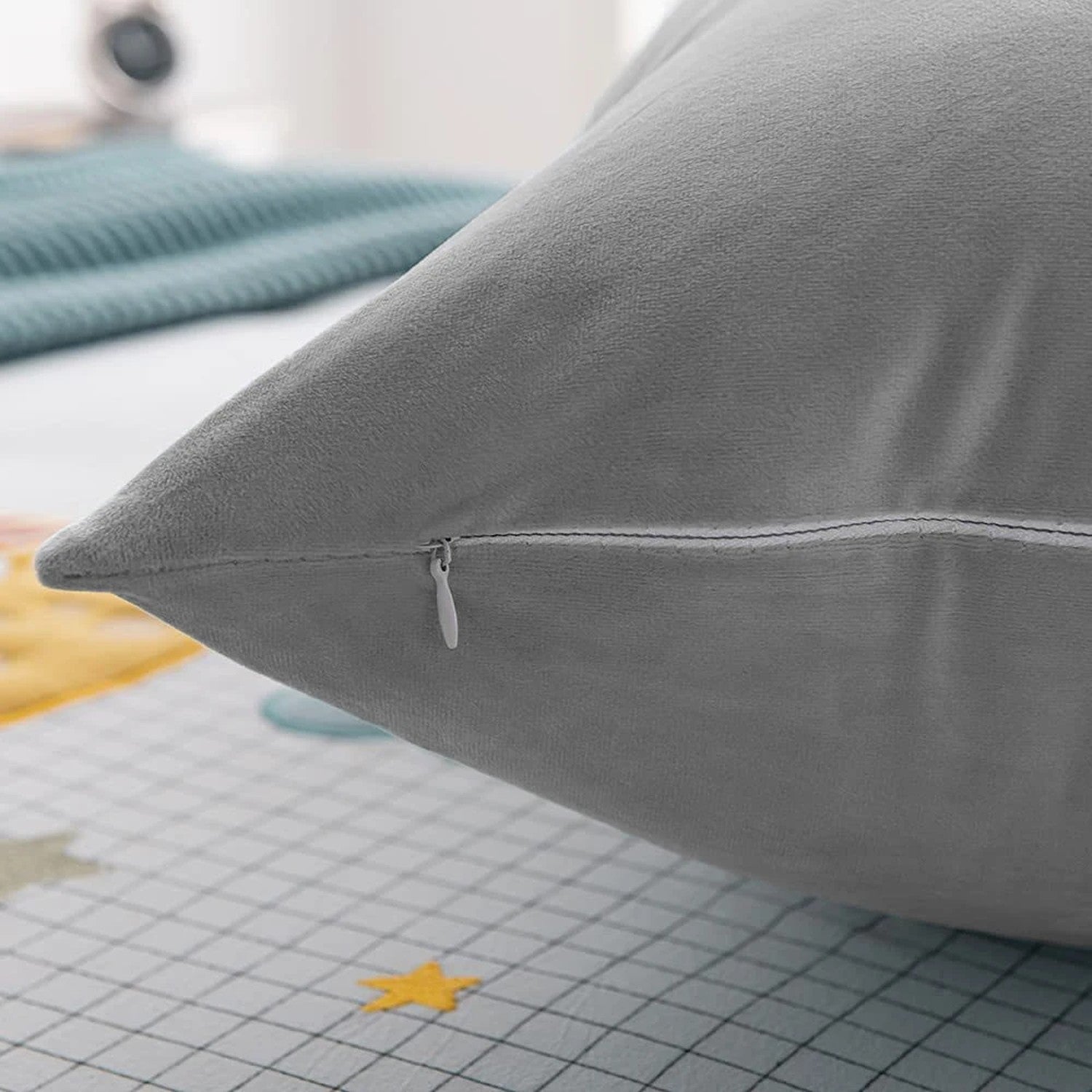 Detail de la fermeture eclair invisible de la housse de coussin en velours gris
