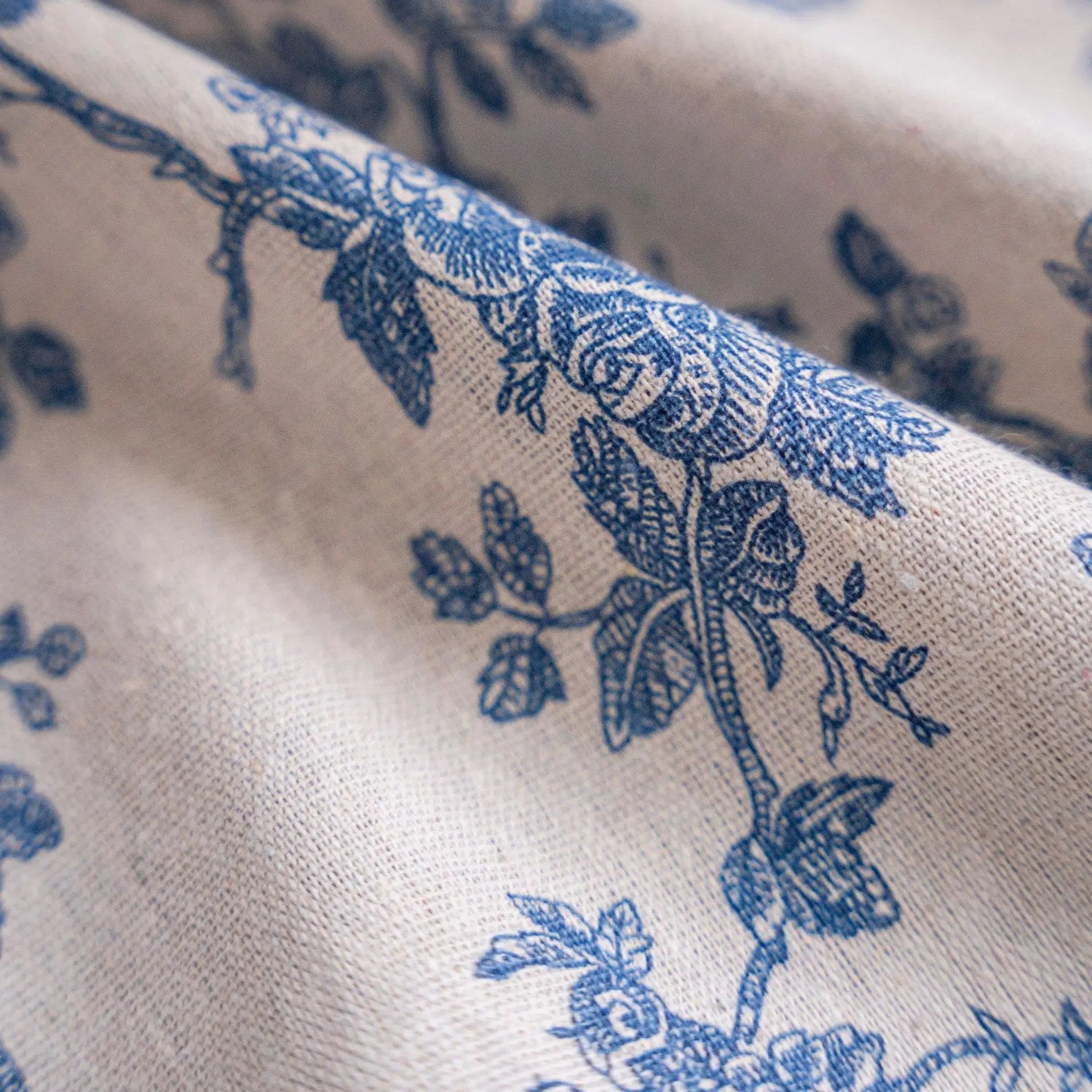 Gros plan du tissu en lin et coton avec impression florale bleue
