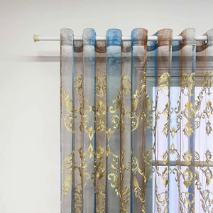 Détail des œillets du rideau voilage sur une tringle avec dégradé bleu et marron