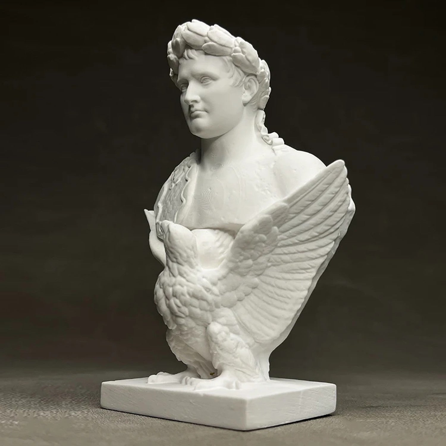 Vue de trois quarts du buste Napoléon aigle impérial résine blanche
