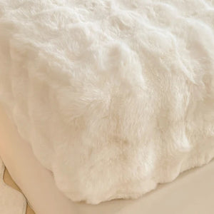 Gros plan sur la texture moelleuse en relief de la peluche polaire