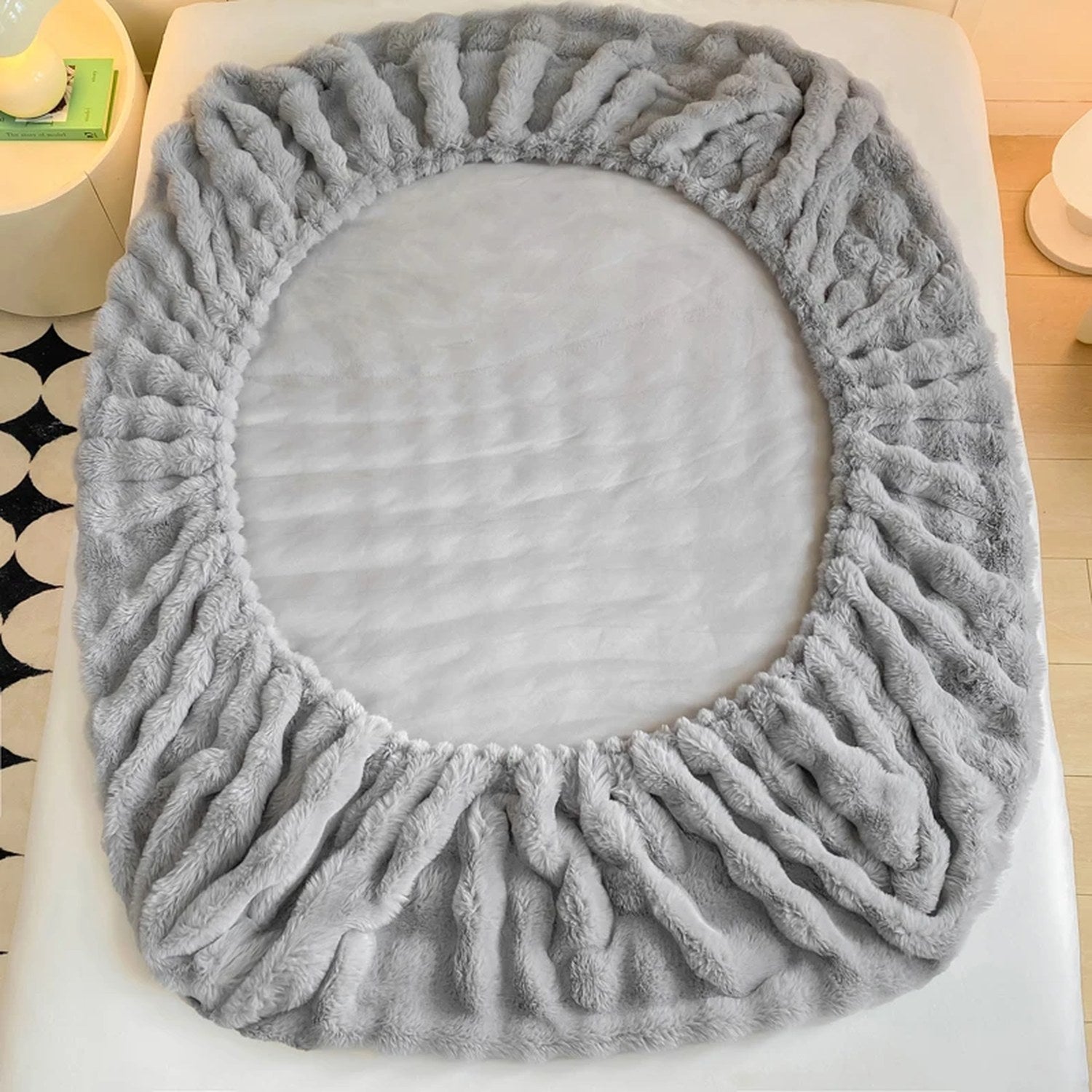Coins élastiqués du drap-housse peluche épousant le matelas