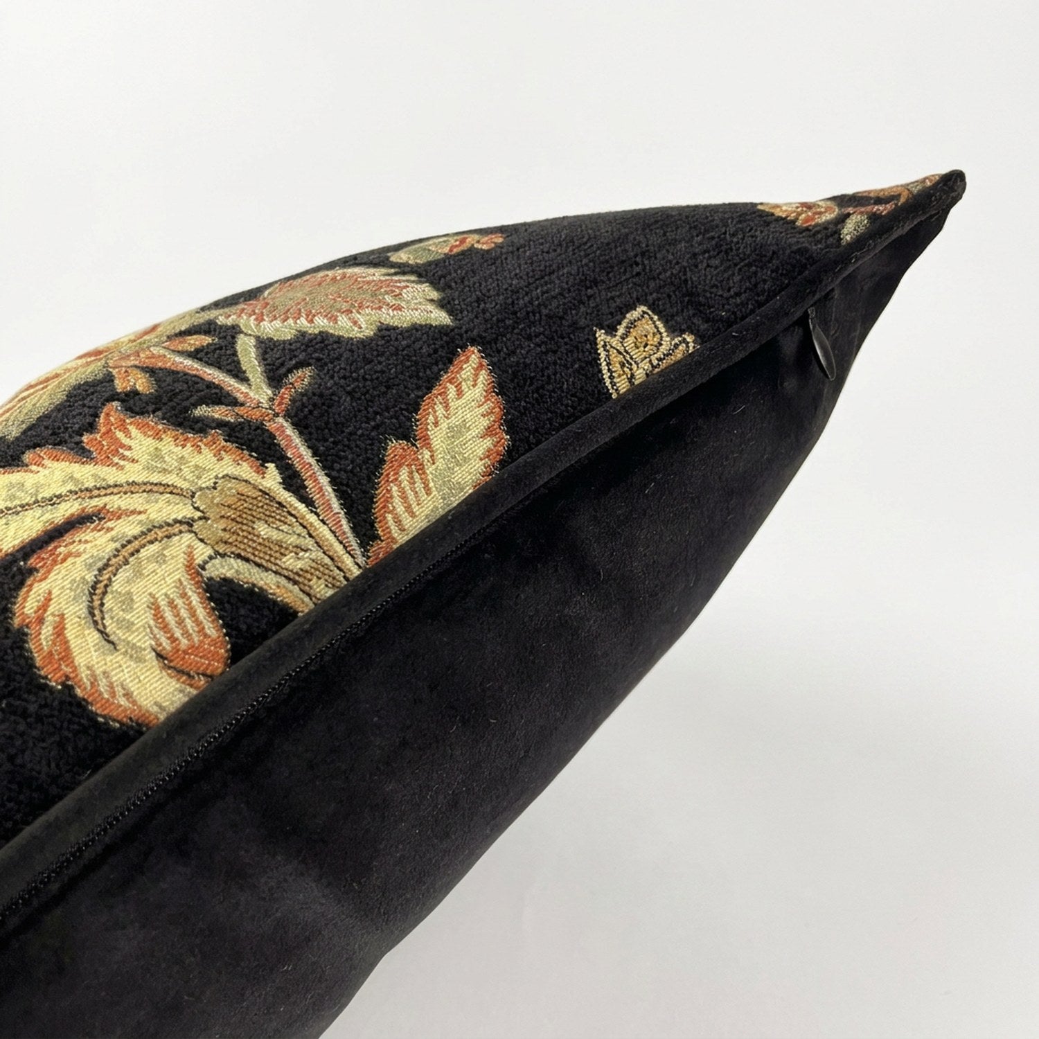 Detail du dos en velours noir avec passepoil et fermeture eclair invisible