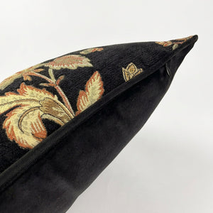 Detail du dos en velours noir avec passepoil et fermeture eclair invisible