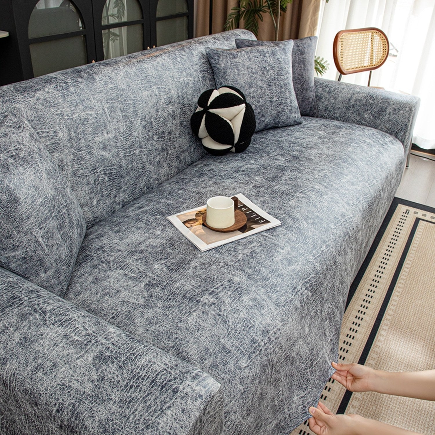 Housse de canapé jacquard grise installée sur un canapé