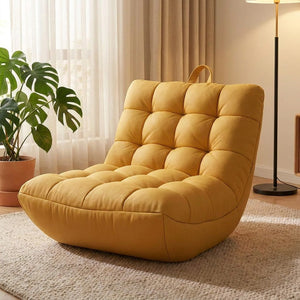Pouf fauteuil paresseux jaune moutarde installé dans un salon lumineux avec plante verte