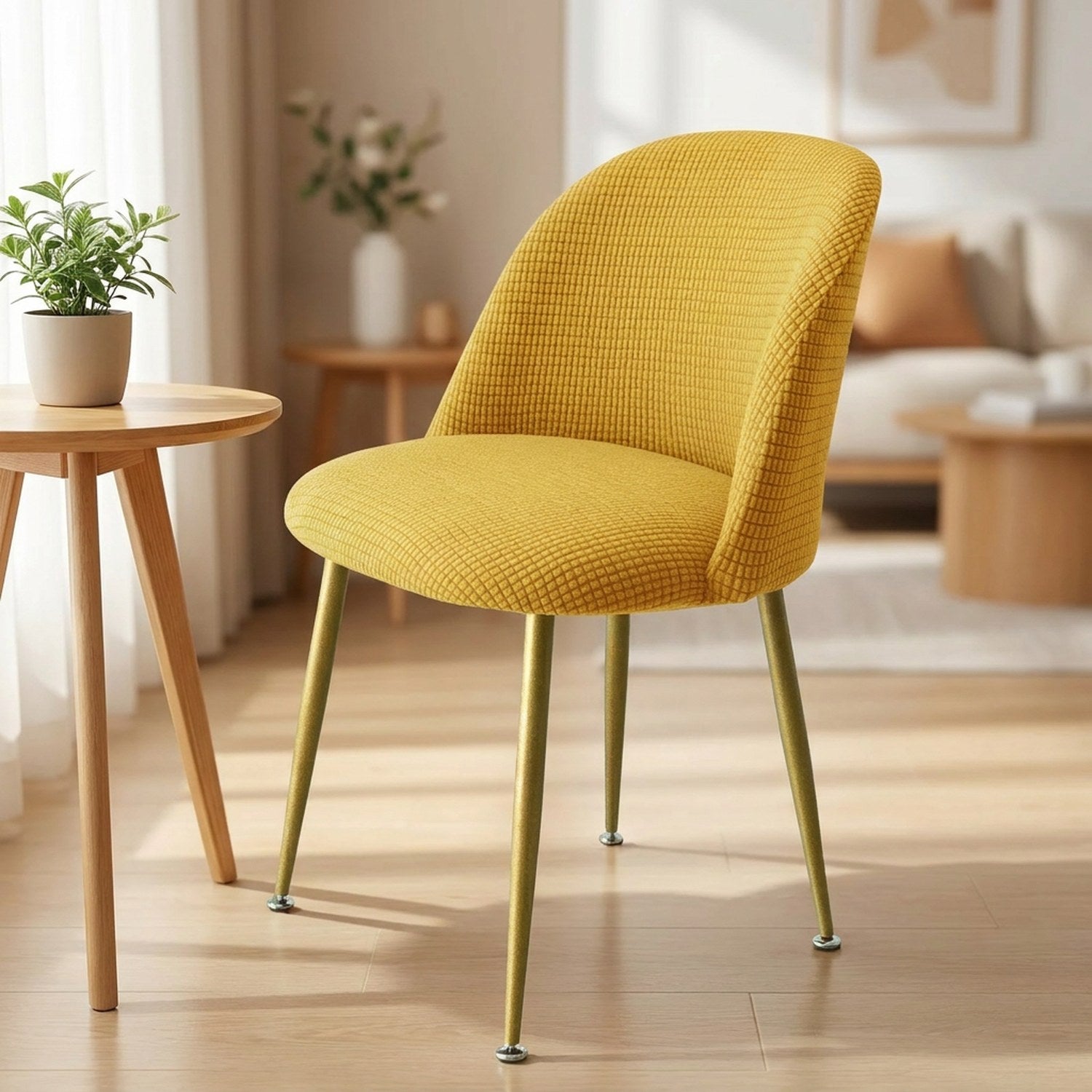 Housse de chaise jaune moutarde extensible ajustée sur une chaise scandinave