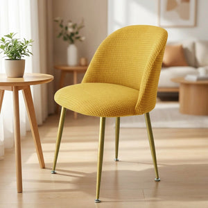 Housse de chaise jaune moutarde extensible ajustée sur une chaise scandinave