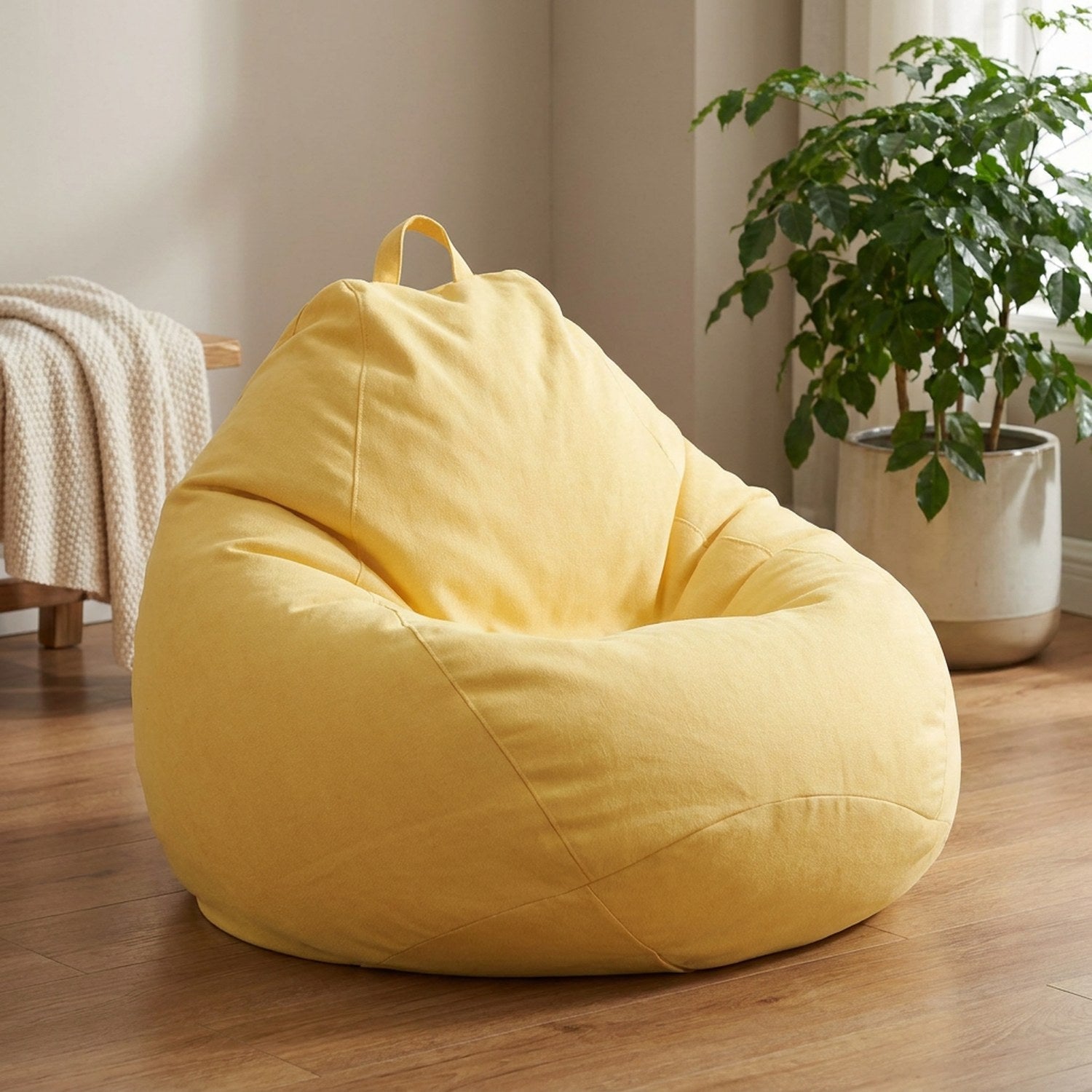 Housse de pouf poire jaune en tissu aspect lin dans un salon chaleureux