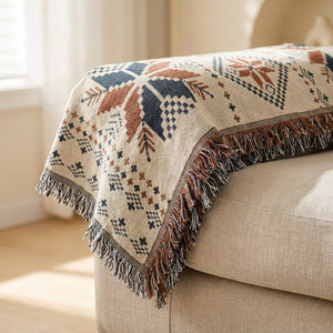 Détail du tissage jacquard et des franges bicolores du jeté de canapé