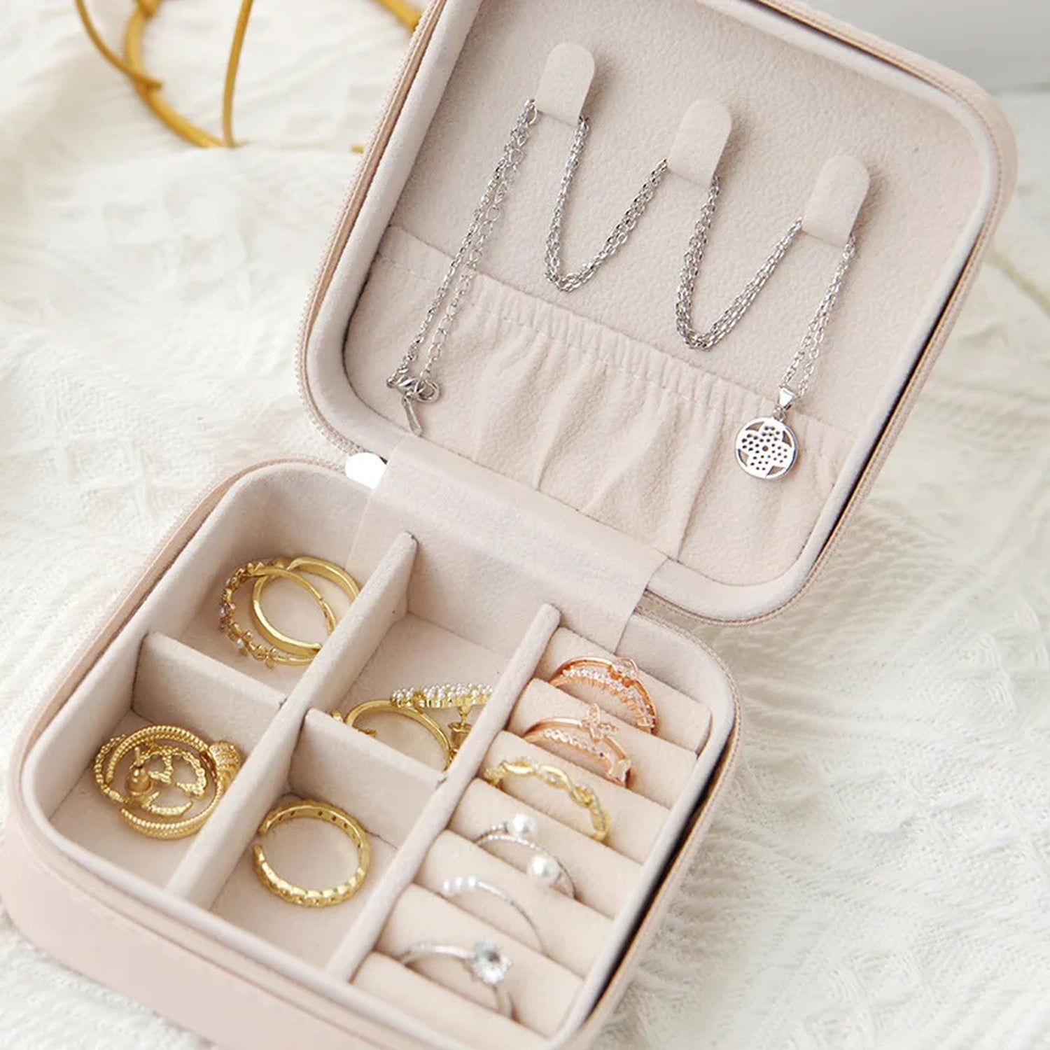 Boîte à bijoux voyage blanche ouverte montrant compartiments et rouleau bagues