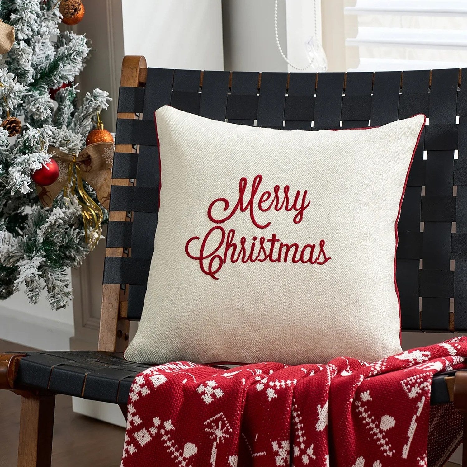 Housse de coussin crème brodée Joyeux Noël rouge près du sapin