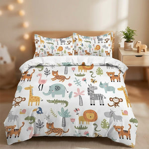 Parure de lit enfant imprimée d'animaux jungle posée sur un lit dans une chambre chaleureuse