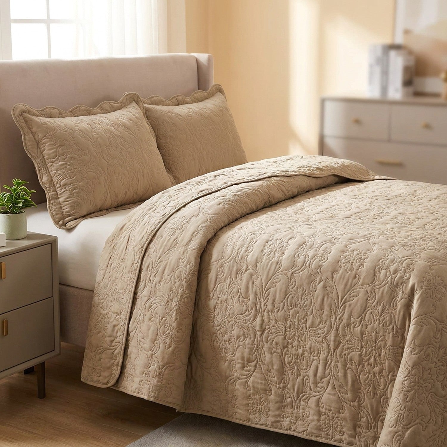 Couvre-lit matelasse kaki au motif damasse sur un lit avec deux taies assorties