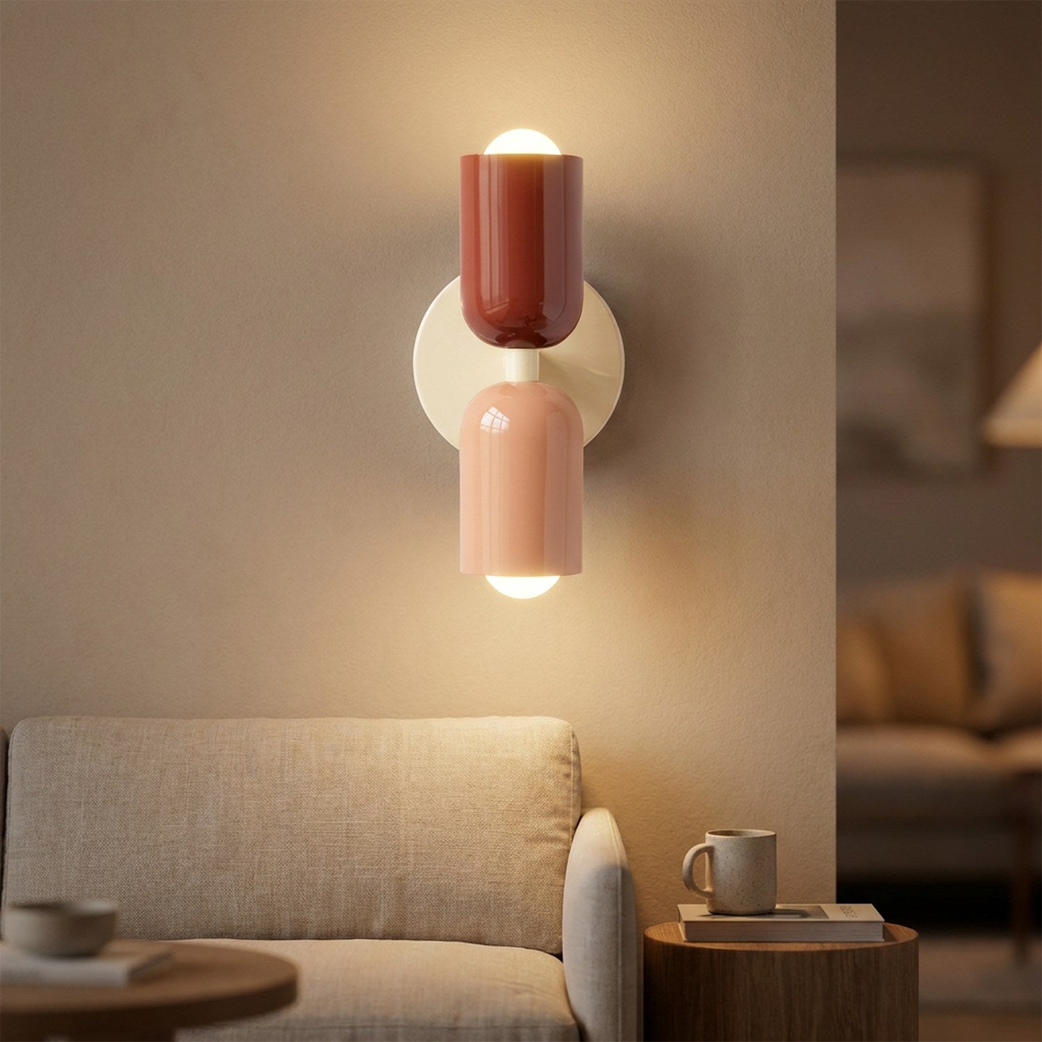 Applique murale nordique terracotta et pêche allumée au-dessus d'un canapé dans un salon