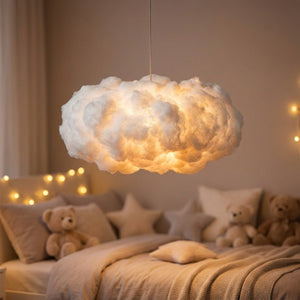 Lampe nuage lumineuse suspendue dans une chambre d'enfant avec peluches