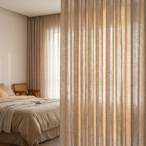 Rideau aspect lin beige dans une chambre calme baignée de lumière matinale