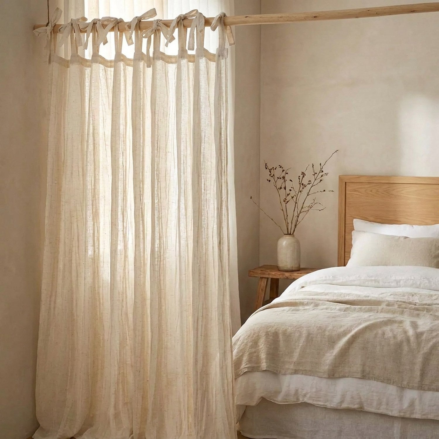 Rideau en lin froissé écru à liens dans une chambre wabi-sabi près d'un lit