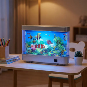 Lampe aquarium virtuel posée sur un bureau d'enfant diffusant une lumière bleutée apaisante