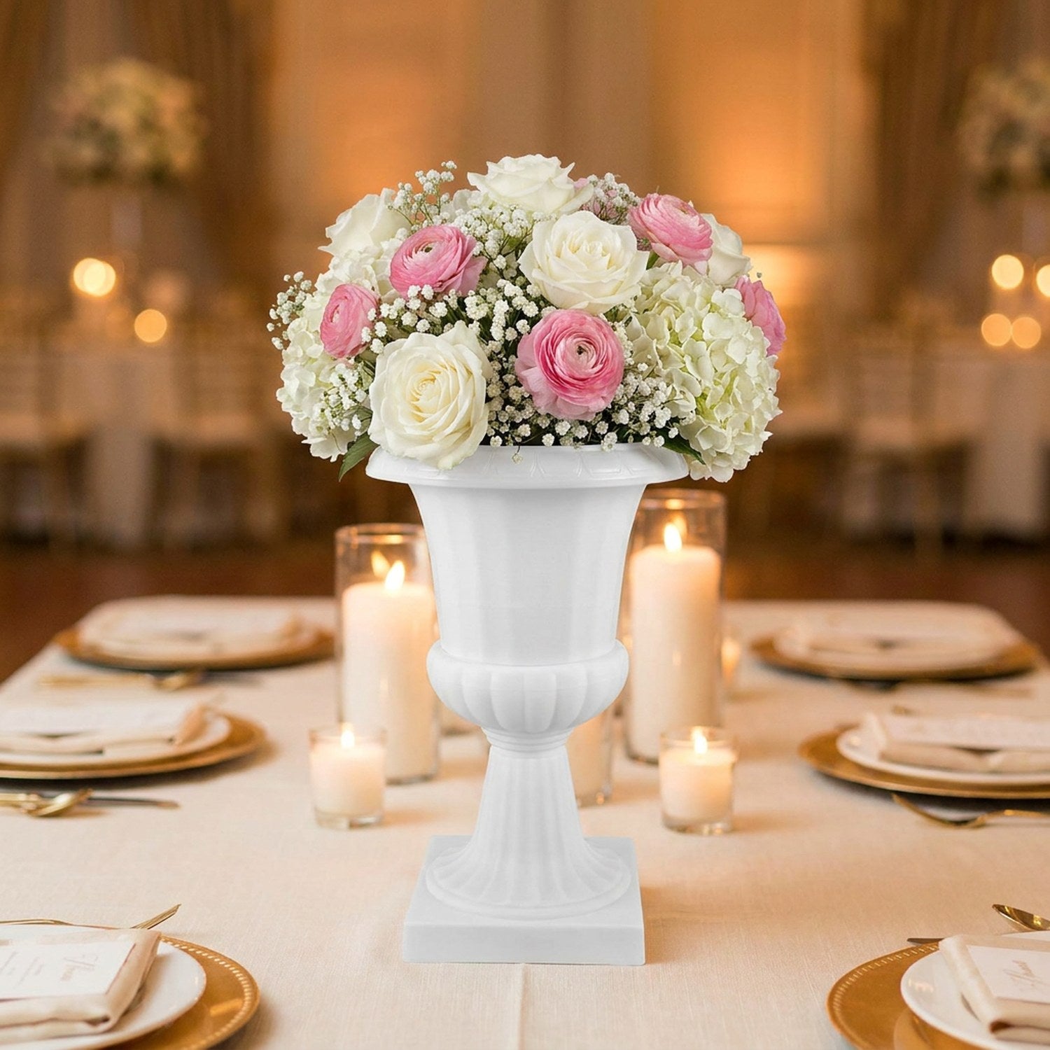 Vase médicis blanc en centre de table de réception avec roses et bougies