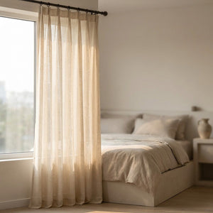 Voilage effet lin dans une chambre épurée avec lit en linge naturel