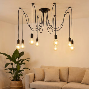 Lustre araignée éclairant un salon cosy avec canapé en lin et plante verte