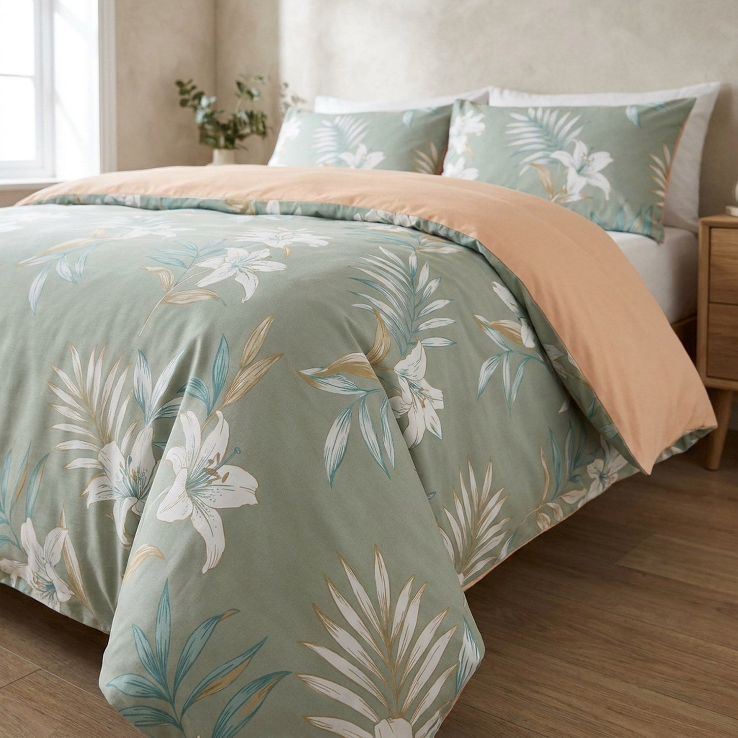 Détail du motif feuilles tropicales et de l'envers pêche réversible de la parure de lit