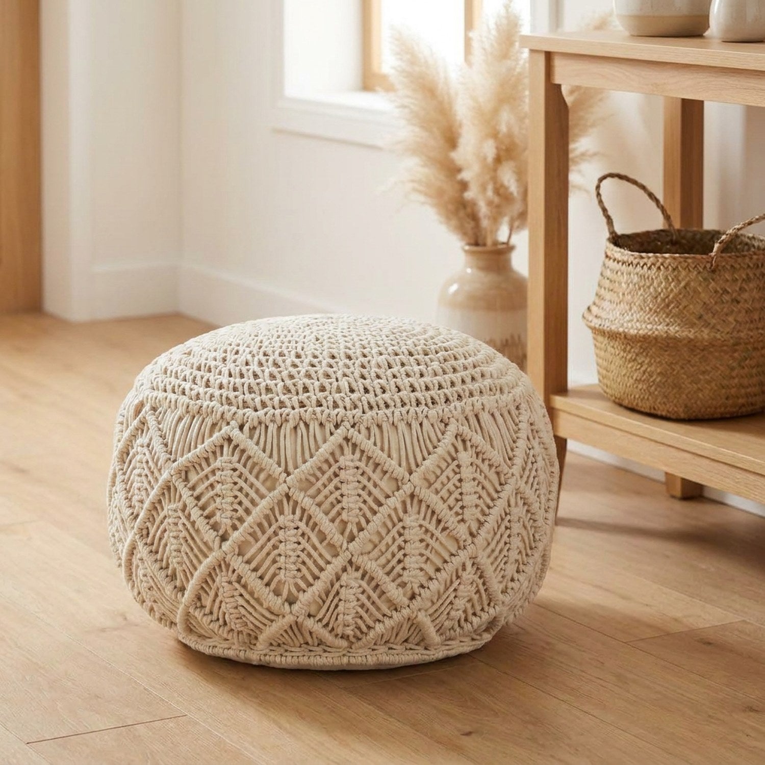 Pouf en macramé dans une entrée bohème avec pampa séchée et panier en osier