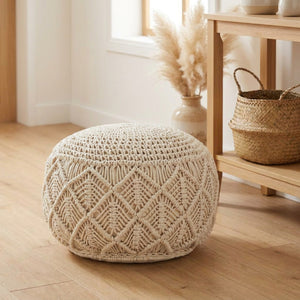 Pouf en macramé dans une entrée bohème avec pampa séchée et panier en osier