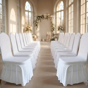Allée de cérémonie bordée de chaises habillées de housses blanches