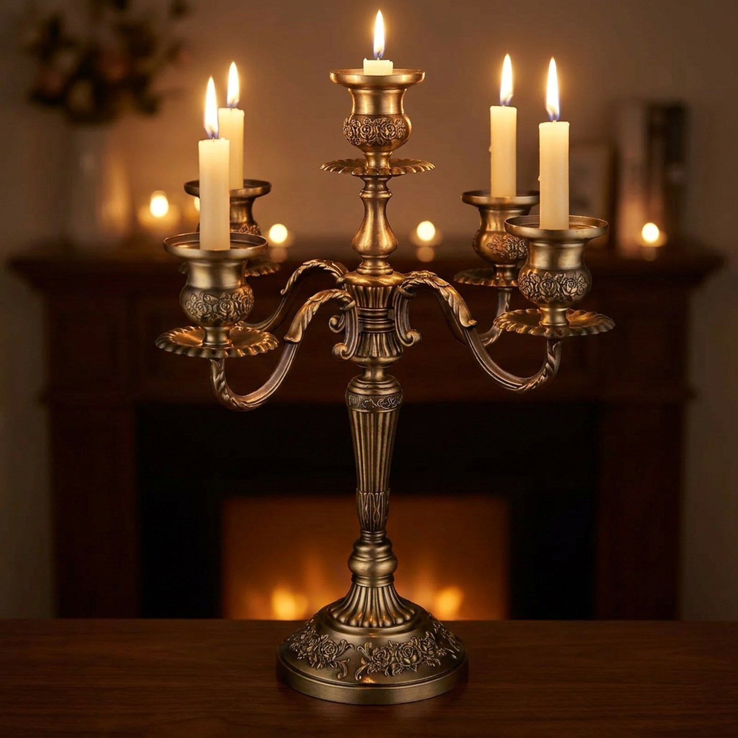 Chandelier en métal bronze aux bougies allumées posé sur un manteau de cheminée