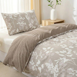Détail du motif feuillage et de l'envers taupe réversible de la parure de lit
