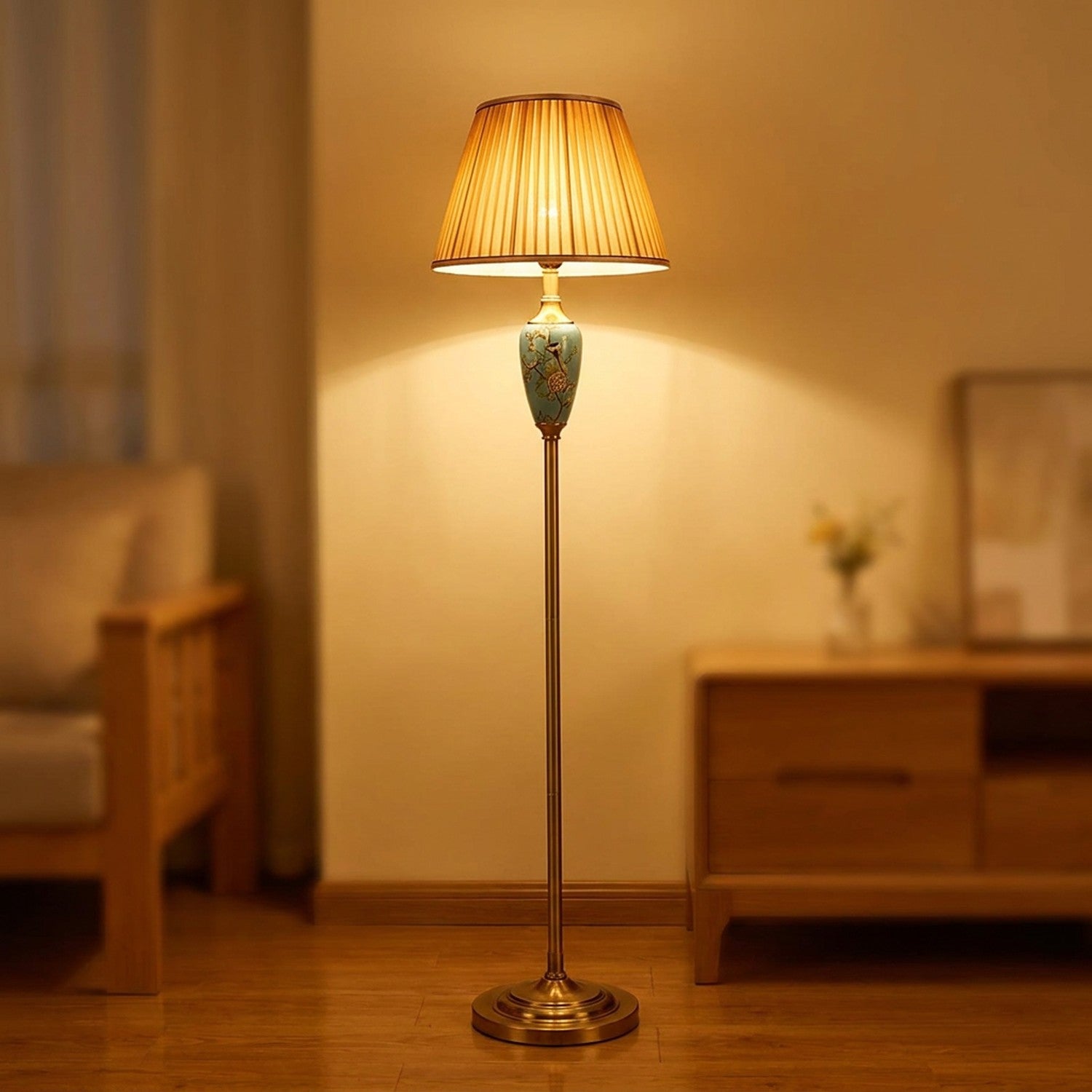 Lampadaire en céramique avec abat-jour ambré dans un salon chaleureux