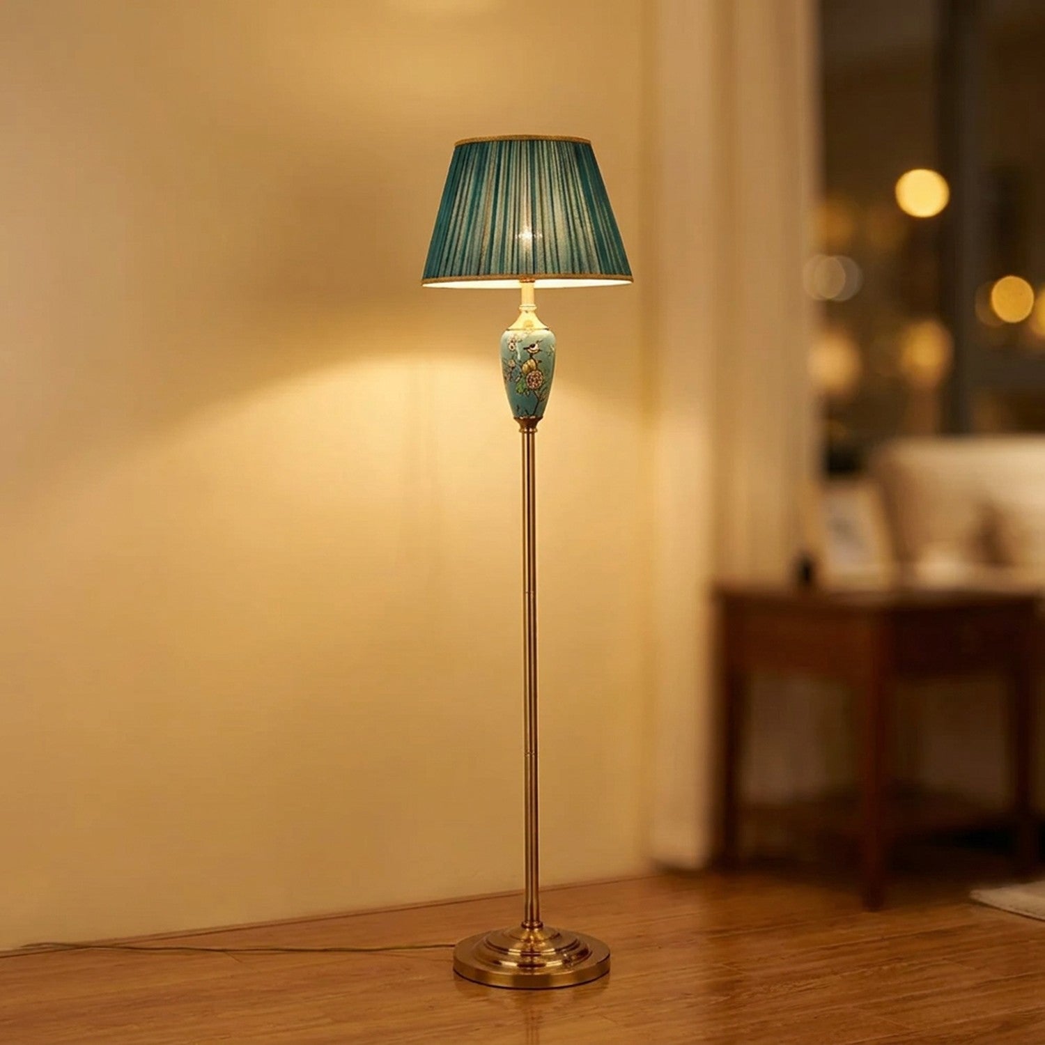 Lampadaire en céramique avec abat-jour vert dans un salon chaleureux