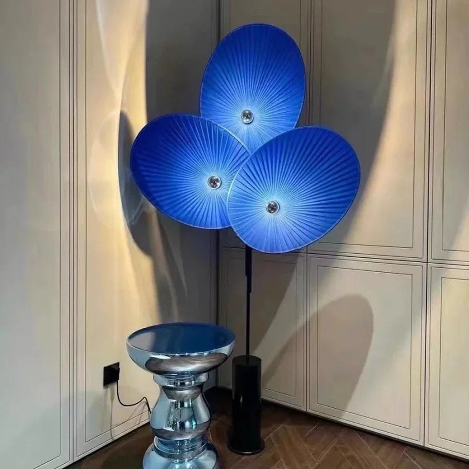 Lampadaire LED fleurs colorées vue d'angle intérieur décoratif