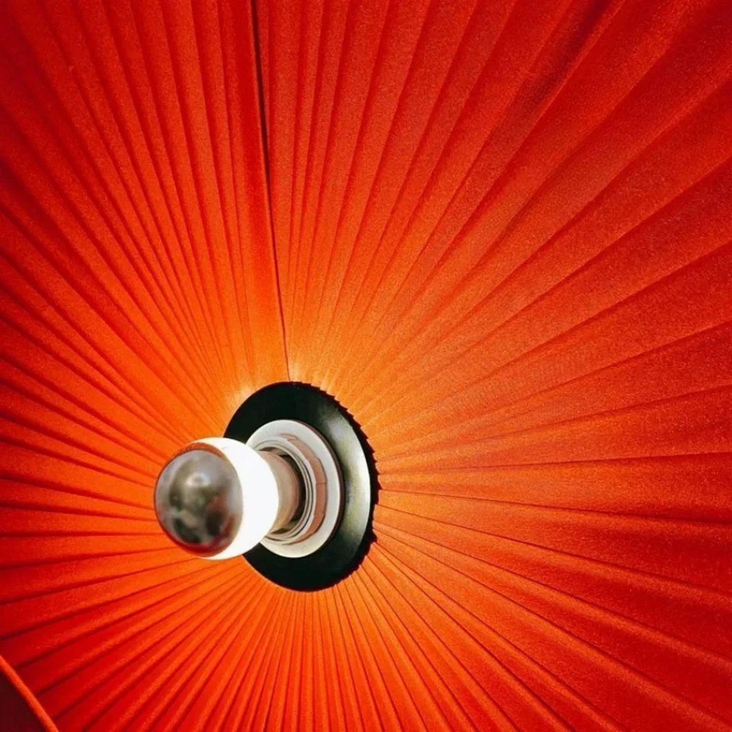Lampadaire LED allumé ambiance chaleureuse intérieur élégant