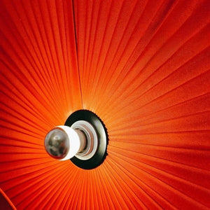 Lampadaire LED allumé ambiance chaleureuse intérieur élégant