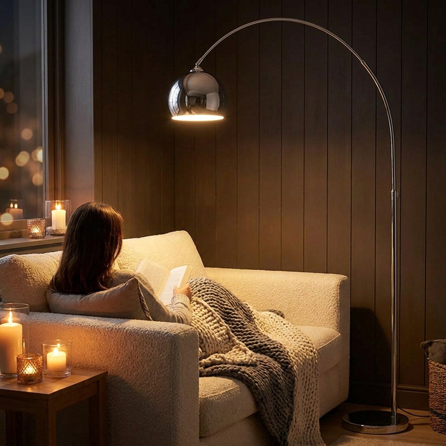 Lampadaire arc allumé dans un salon intime le soir