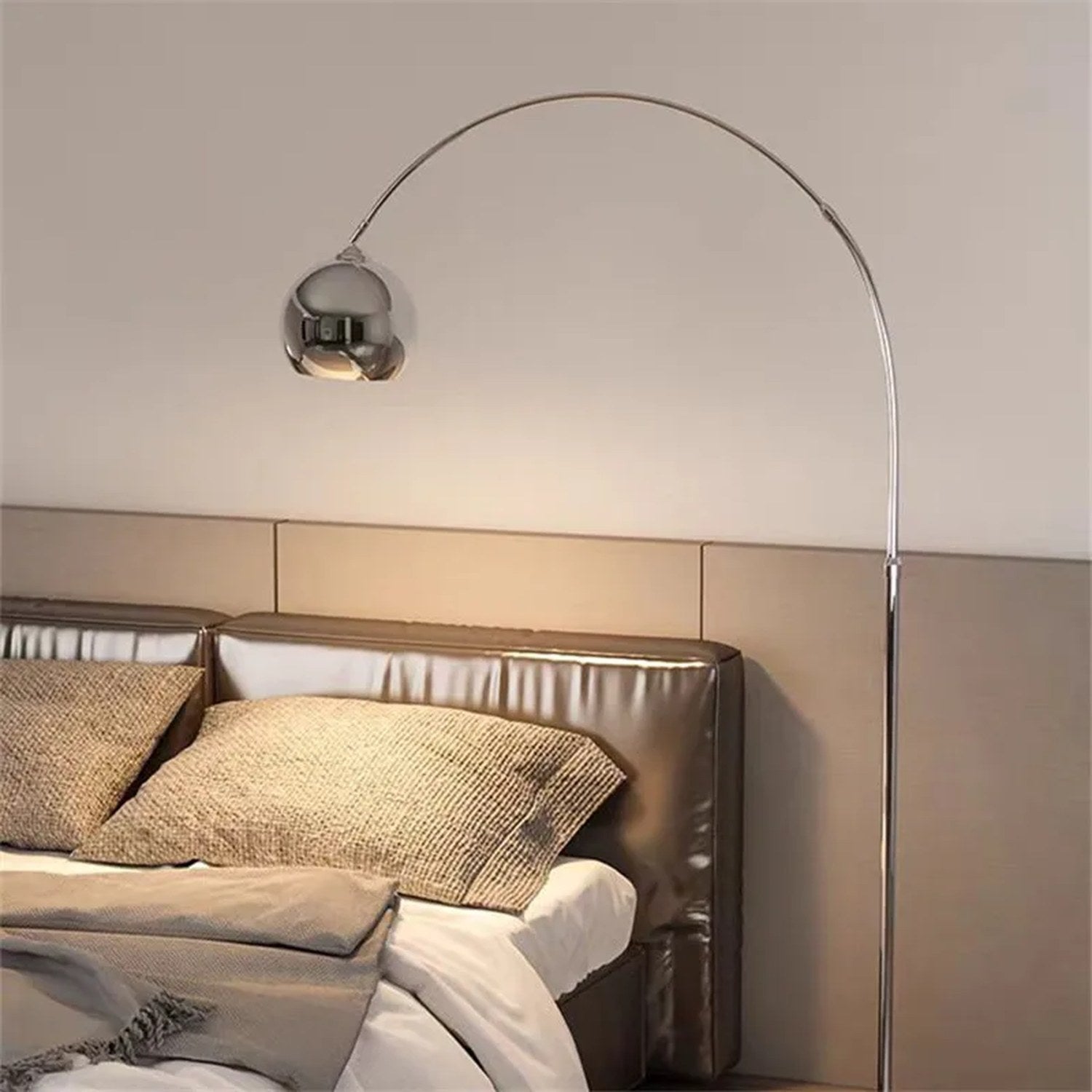 Lampadaire arc argenté chambre avec tête de lit cuir