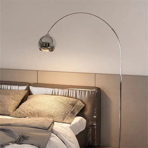 Lampadaire arc argenté chambre avec tête de lit cuir