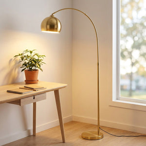 Lampadaire arc doré dans un bureau nordique avec plante