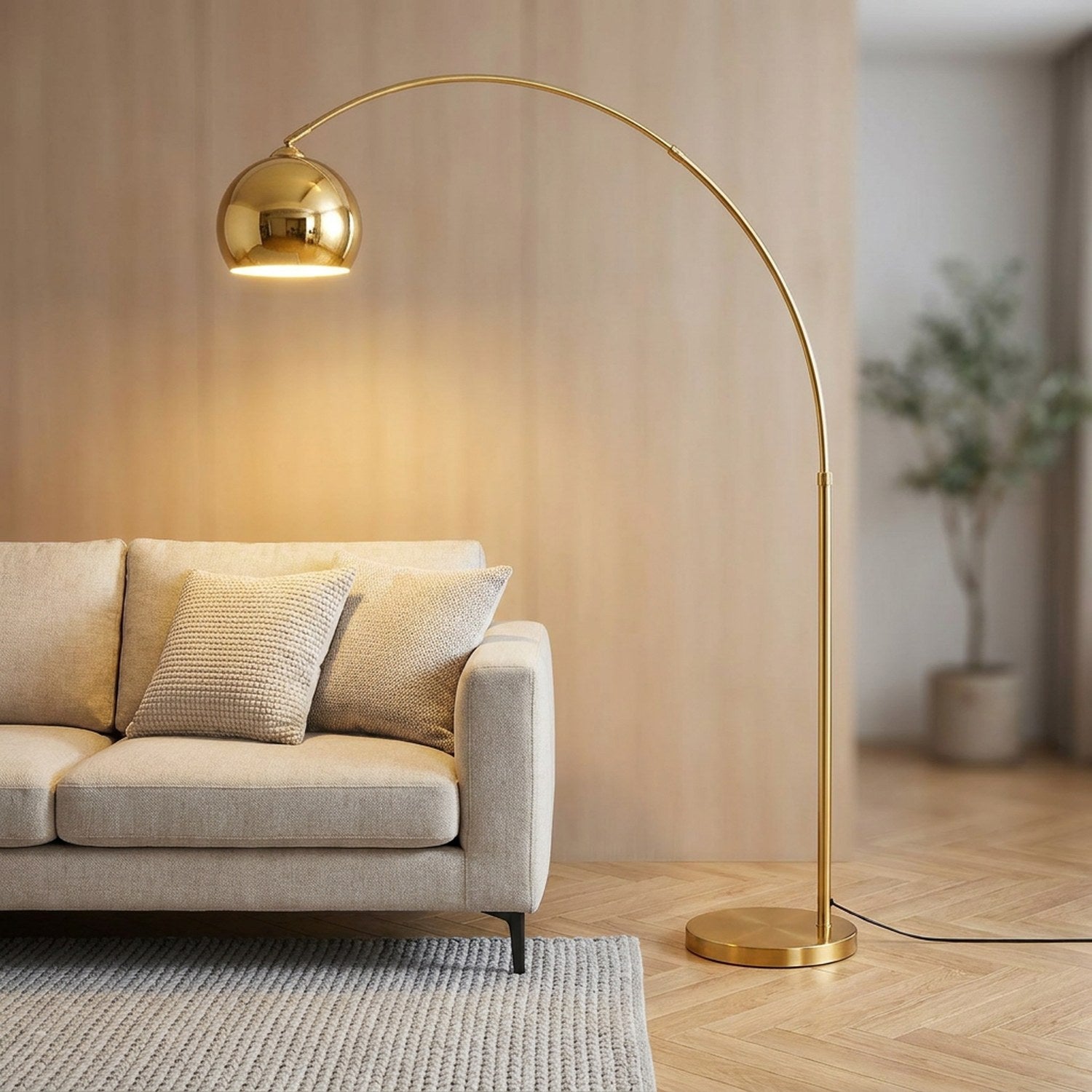 Lampadaire arc doré petit modèle abat-jour sphérique 20cm allumé