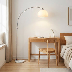 Lampadaire arc globe verre blanc abat-jour blanc allumé