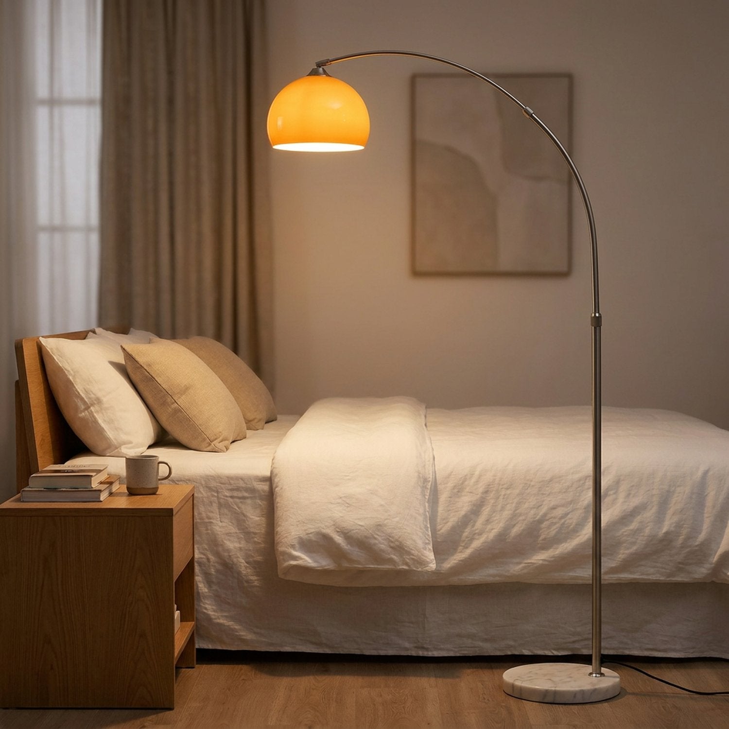 Lampadaire arc globe verre orange allumé dans chambre nordique