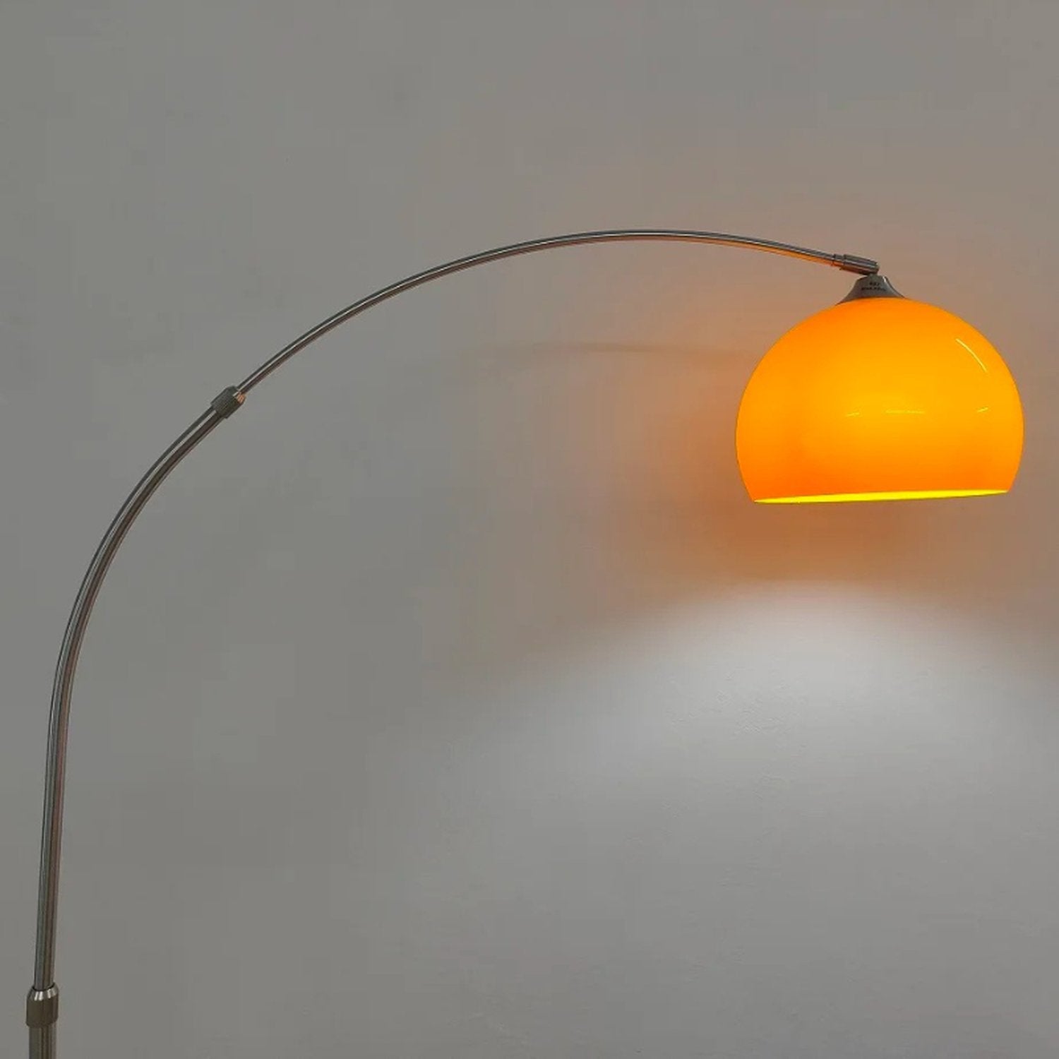 Lampadaire arc globe verre orange allumé éclairage chaud