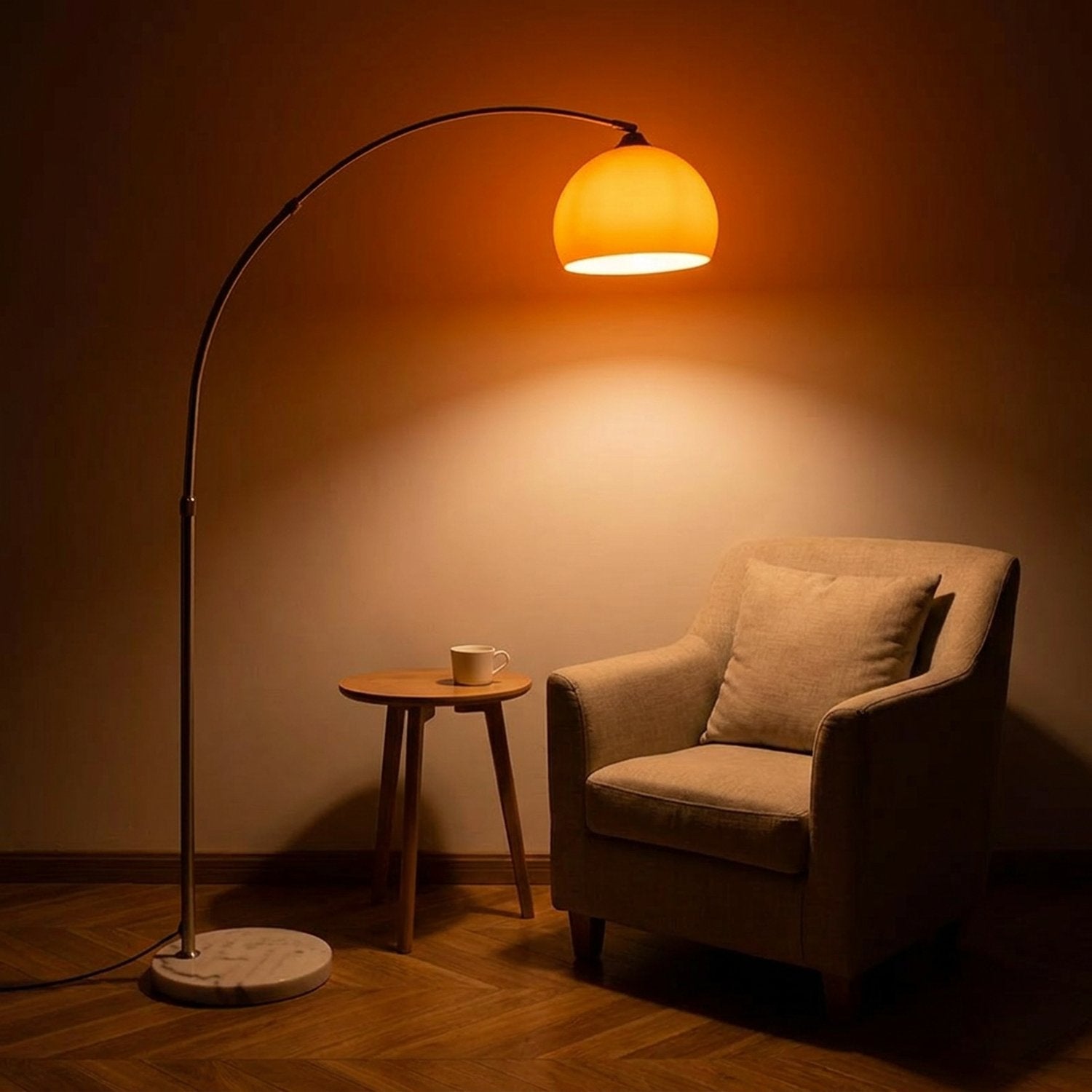 Lampadaire arc globe verre orange allumé dans coin lecture