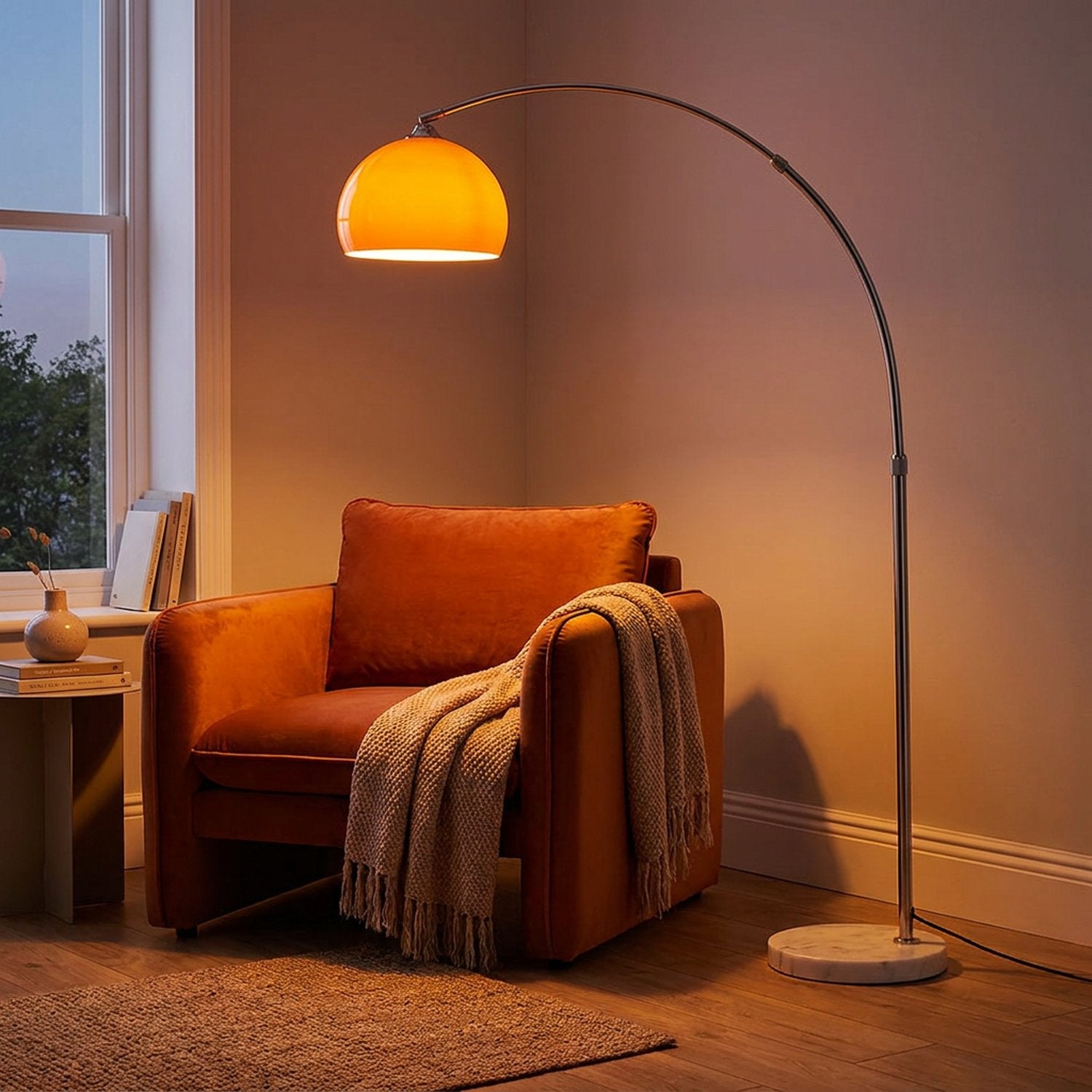 Lampadaire arc globe verre orange abat-jour orange allumé
