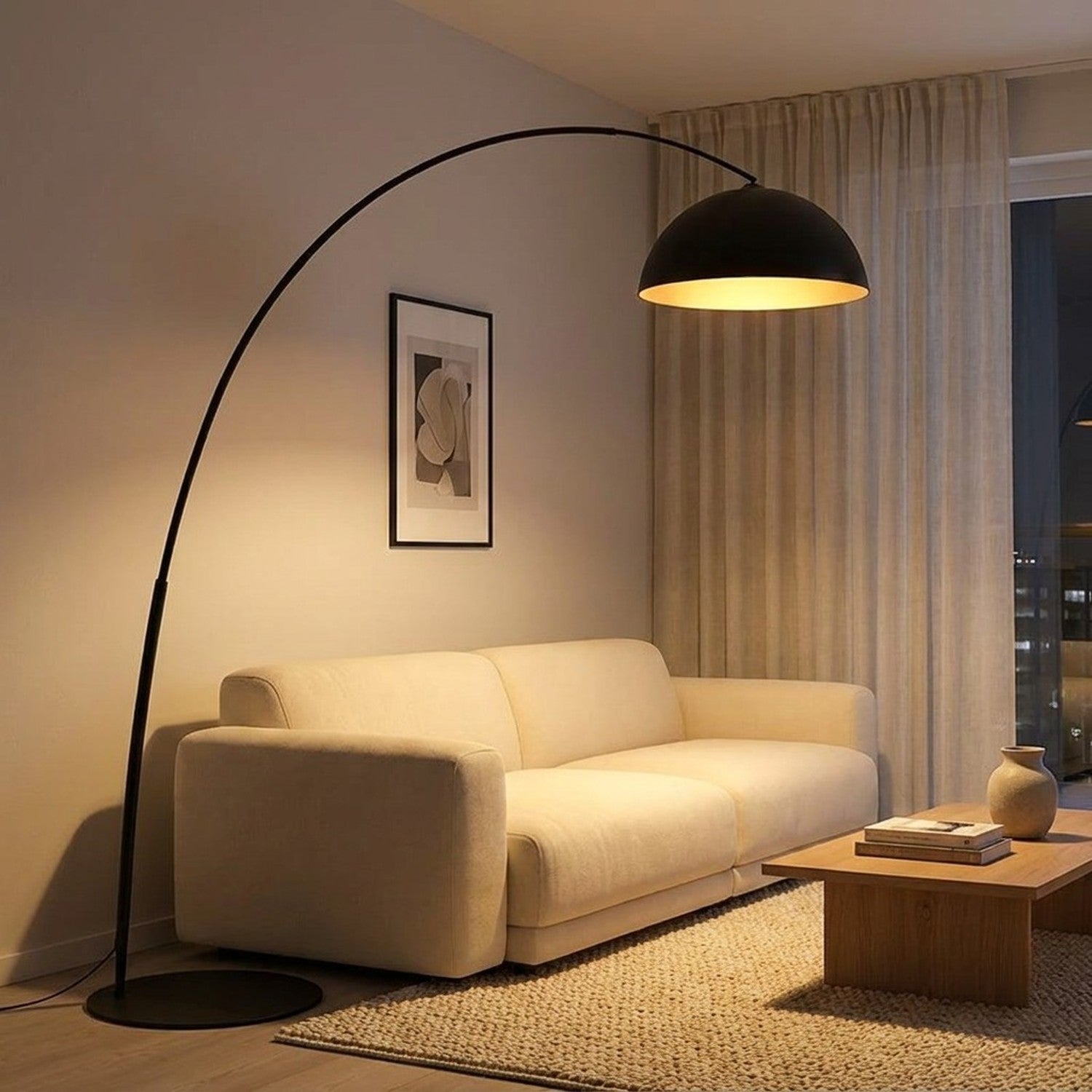 Lampadaire arc LED dans un salon moderne avec canapé blanc