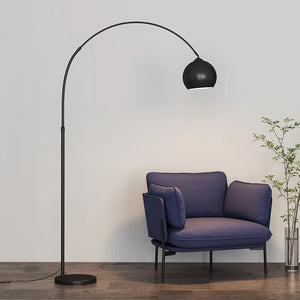 Lampadaire arc noir dans salon avec fauteuil bleu