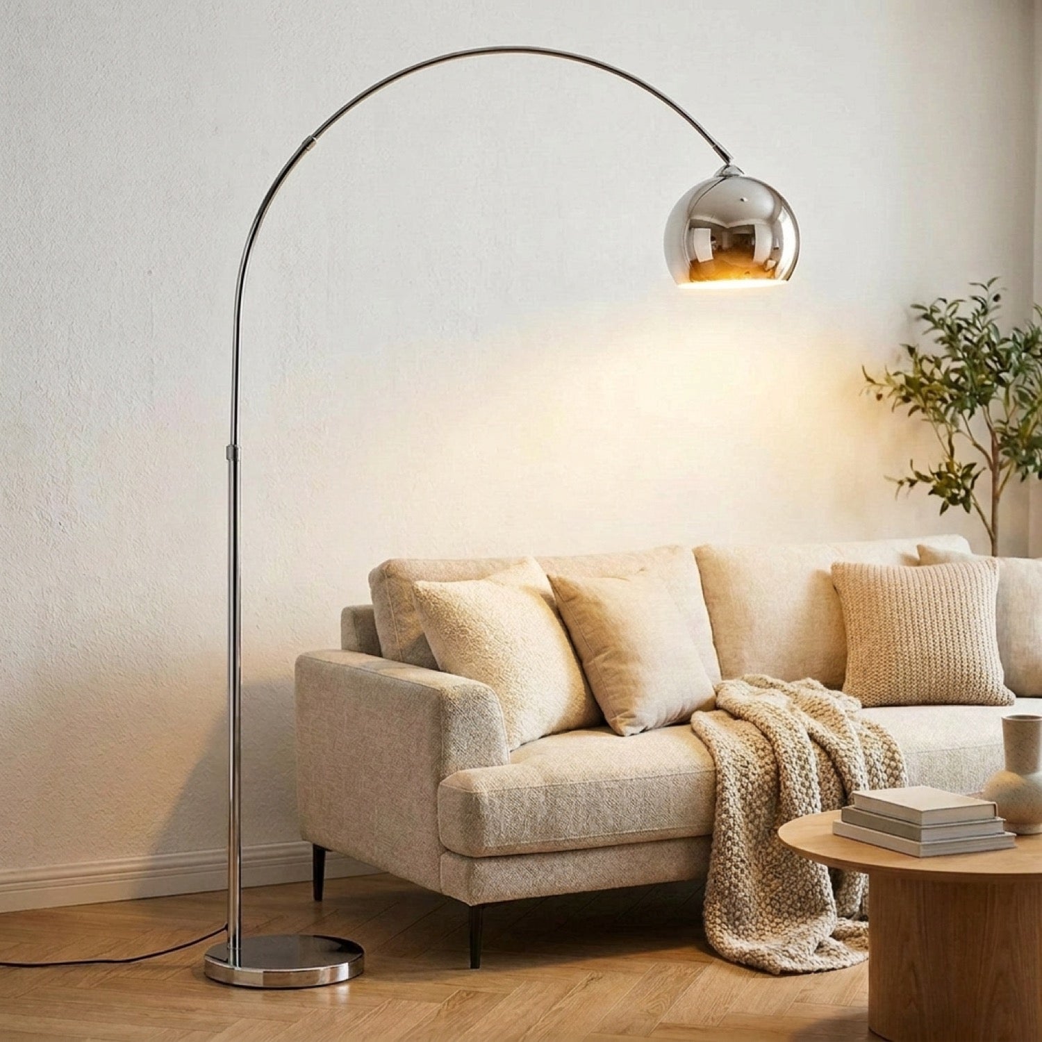 Lampadaire arc avec abat-jour sphérique argenté allumé dans un salon nordique
